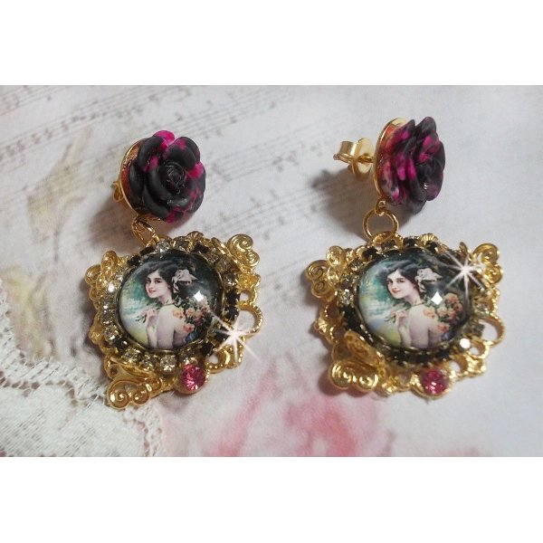 BO Weekend of Roses skabt med cabochons, der repr&aelig;senterer en kvinde med roser, harpiks perler og Swarovski krystaller