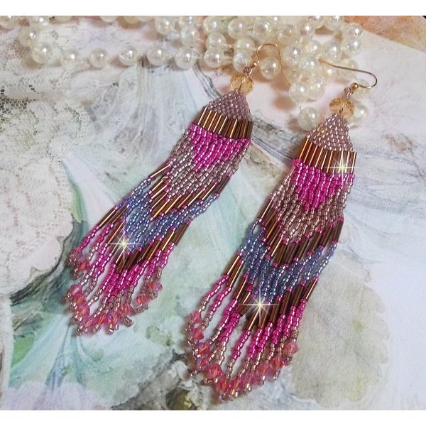 BO Explosion de Roses avec des rocailles en verre aux couleurs vari&eacute;es comme un arc en ciel floral &agrave; laquelle s&rsquo;ajoute des toupies en Cristal Rose et perles rondes facett&eacute;es Beiges