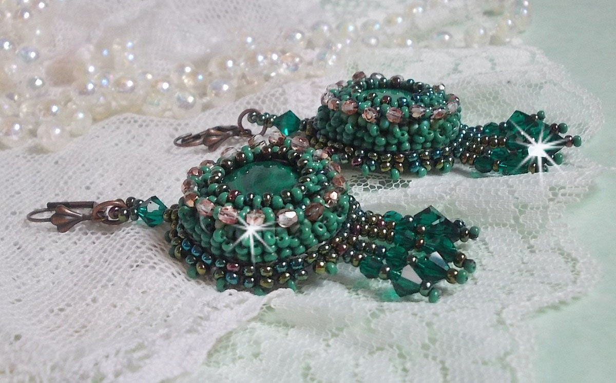 BO Emerald Vert brodées avec une malachite, des rocailles et des facettes en verre de bohème