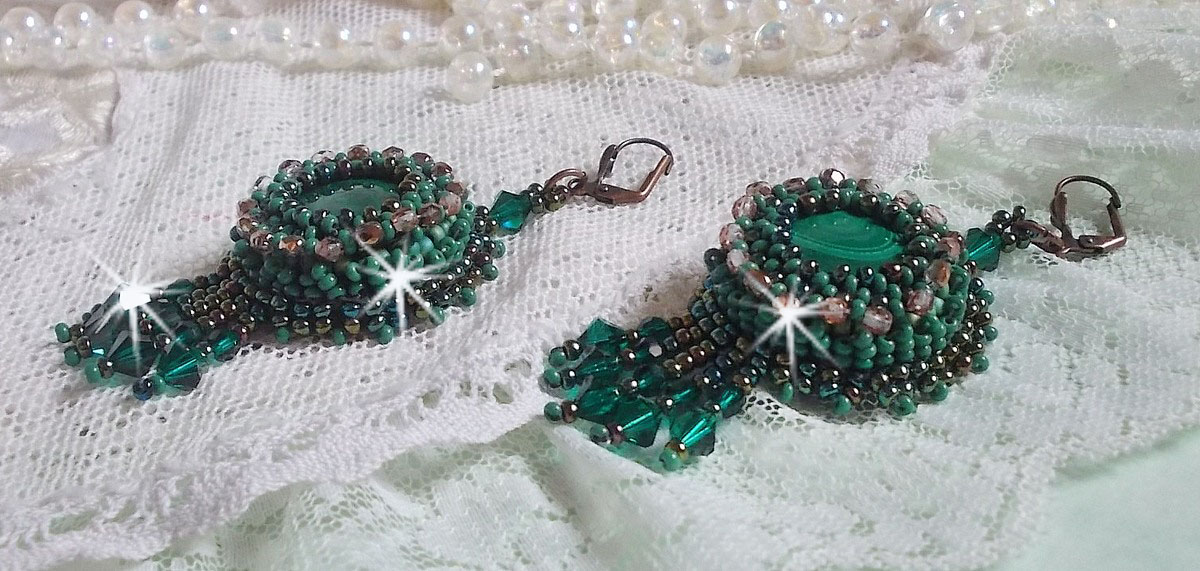 BO Emerald Vert brodées avec une malachite, des rocailles et des facettes en verre de bohème