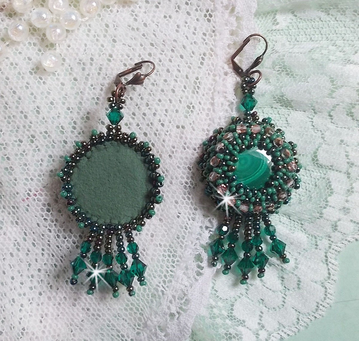 BO Emerald Vert brodées avec une malachite, des rocailles et des facettes en verre de bohème