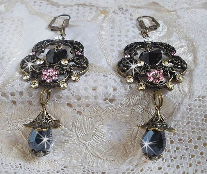 BO Irresistible Passion Collection monteret med Swarovski-krystaller p&aring; bronze filigran blomst lysestager