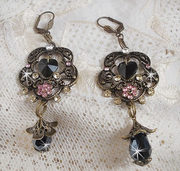 BO Irresistible Passion Collection monteret med Swarovski-krystaller p&aring; bronze filigran blomst lysestager