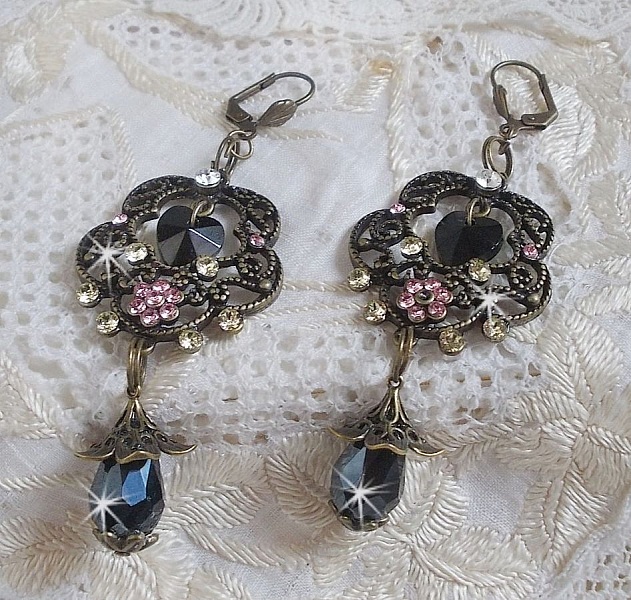 BO Irresistible Passion Collection monteret med Swarovski-krystaller p&aring; bronze filigran blomst lysestager