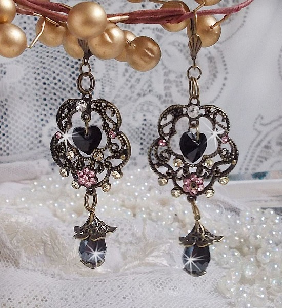 BO Irresistible Passion Collection monteret med Swarovski-krystaller p&aring; bronze filigran blomst lysestager