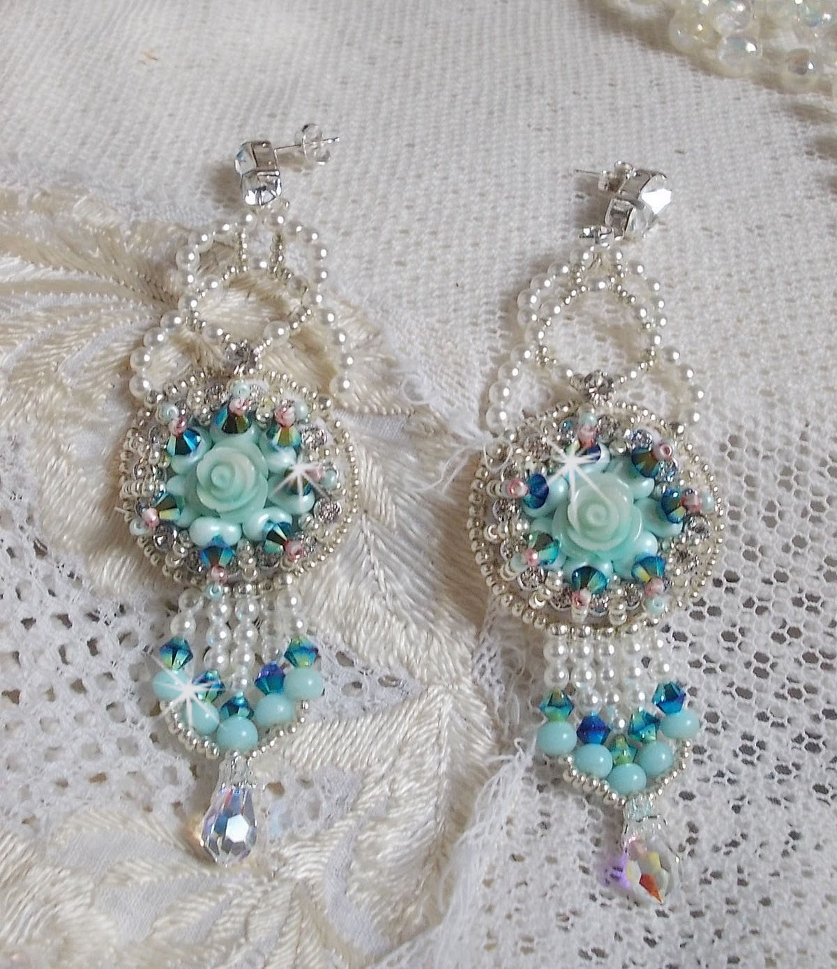 BO Blue Flowers Haute-Couture broderet med Swarovski krystaller, Mint farvede harpiks cabochons, Miyuki frøperler og 925/1000 sølv ørestikker