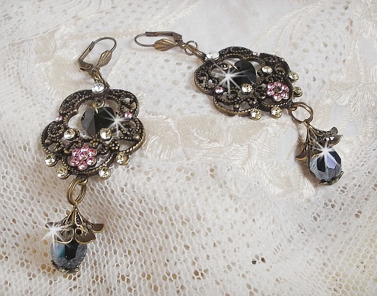 BO Irresistible Passion Collection monteret med Swarovski-krystaller p&aring; bronze filigran blomst lysestager