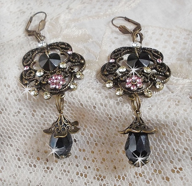 BO Irresistible Passion Collection monteret med Swarovski-krystaller p&aring; bronze filigran blomst lysestager