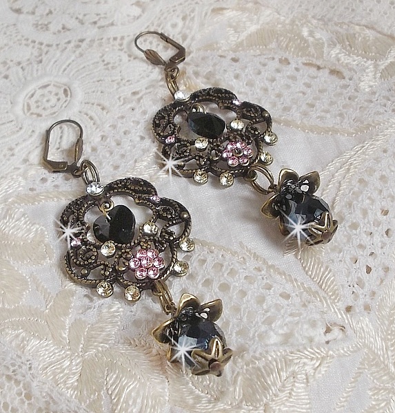 BO Irresistible Passion Collection monteret med Swarovski-krystaller p&aring; bronze filigran blomst lysestager