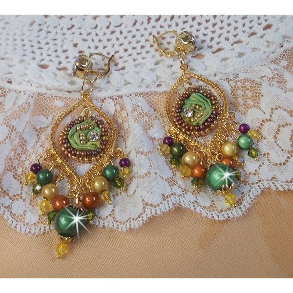 BO Venetian Moon broderet med kam&aelig;leonfarvet silkeb&aring;nd, Swarovski-krystaller og magiske perler