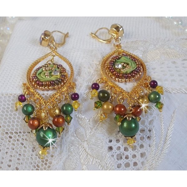 BO Venetian Moon broderet med kam&aelig;leonfarvet silkeb&aring;nd, Swarovski-krystaller og magiske perler