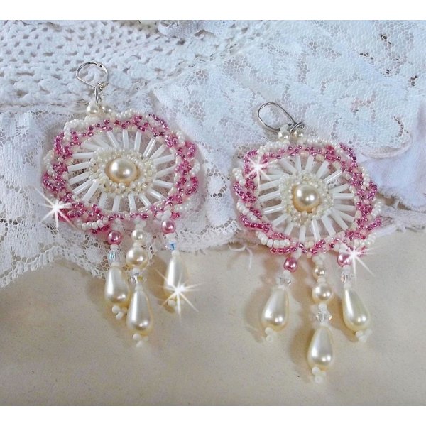 BO D&eacute;tente monteret med ivory runde perler og perlefarvede dr&aring;ber, antik pink fr&oslash;perler og 925 s&oslash;lv sveller