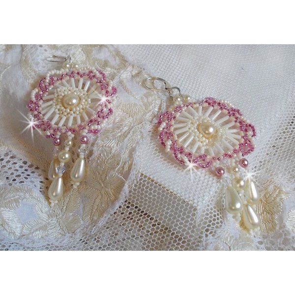 BO D&eacute;tente monteret med ivory runde perler og perlefarvede dr&aring;ber, antik pink fr&oslash;perler og 925 s&oslash;lv sveller