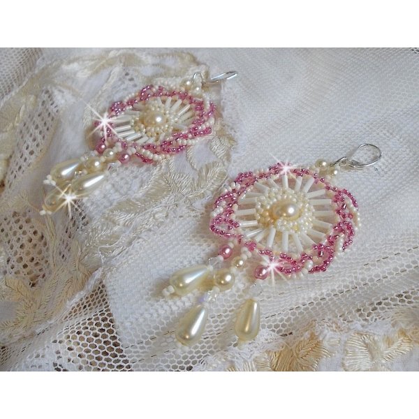 BO D&eacute;tente monteret med ivory runde perler og perlefarvede dr&aring;ber, antik pink fr&oslash;perler og 925 s&oslash;lv sveller