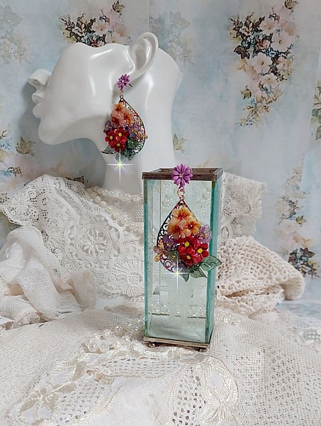 BO Pr&eacute;cieuses Fleurs en r&eacute;sine, breloques abeilles et cristaux. Tout est positionn&eacute; sur des estampes color&eacute;es avec des crochets d&rsquo;oreilles Marguerite M&eacute;tal. Belles nuances de couleurs
