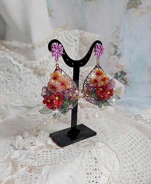 BO Pr&eacute;cieuses Fleurs en r&eacute;sine, breloques abeilles et cristaux. Tout est positionn&eacute; sur des estampes color&eacute;es avec des crochets d&rsquo;oreilles Marguerite M&eacute;tal. Belles nuances de couleurs