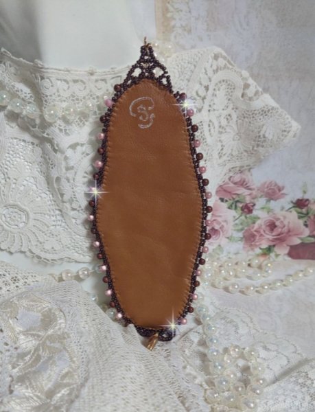 Romance manchet armb&aring;nd broderet med vintage stil mahogni perler og fr&oslash;perler