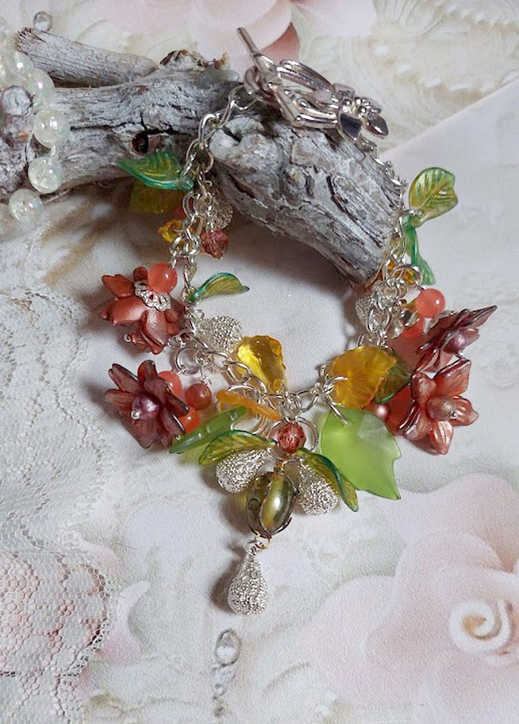 Bracelet Blondy créé sur un bracelet gourmette avec fleurs, feuilles, perles, cristaux et perles en Jade teinté Orange