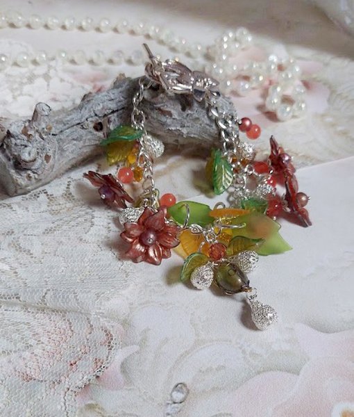 Bracelet Blondy cr&eacute;&eacute; sur un bracelet gourmette avec fleurs, feuilles, perles, cristaux et perles en Jade teint&eacute; Orange