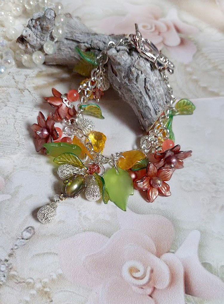 Bracelet Blondy créé sur un bracelet gourmette avec fleurs, feuilles, perles, cristaux et perles en Jade teinté Orange