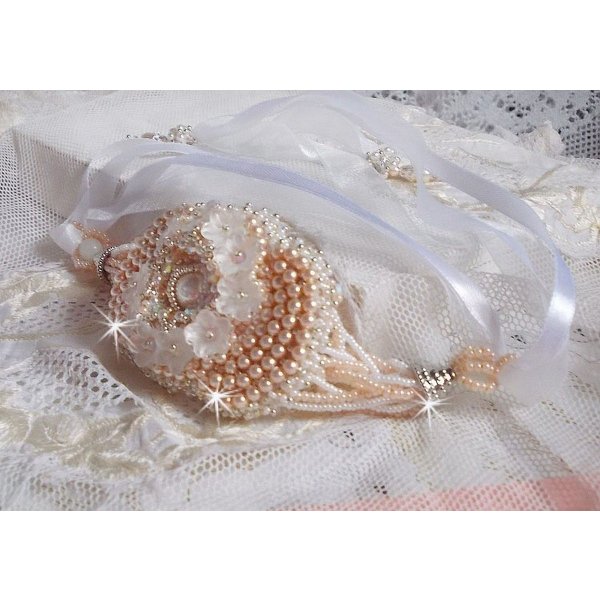 Bouquet d'un Jour armb&aring;nd broderet med Swarovski perler, Lucite blomster, b&aring;nd og fr&oslash;perler af h&oslash;j kvalitet