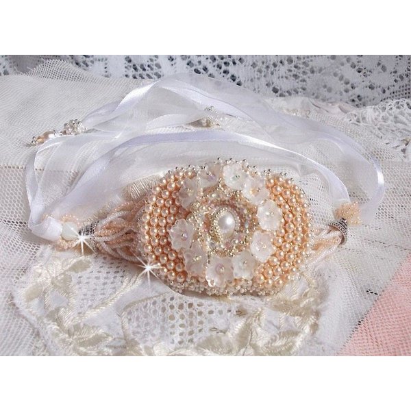 Bouquet d'un Jour armb&aring;nd broderet med Swarovski perler, Lucite blomster, b&aring;nd og fr&oslash;perler af h&oslash;j kvalitet