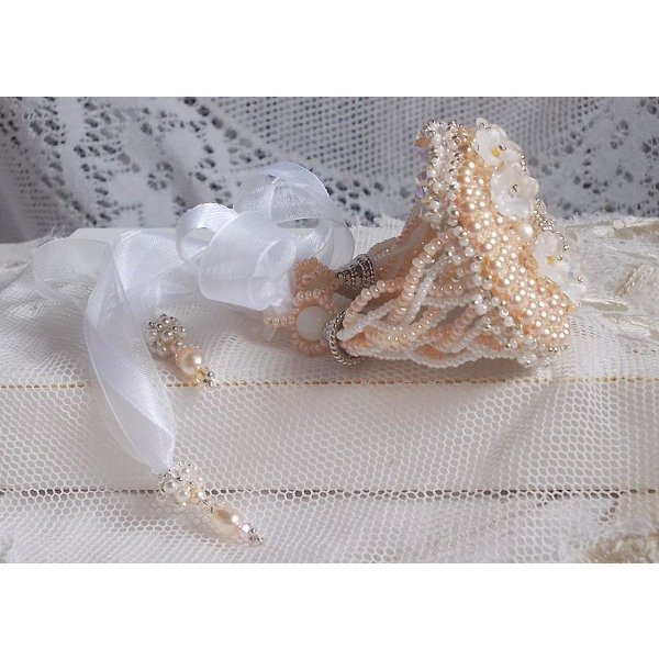 Bouquet d'un Jour armb&aring;nd broderet med Swarovski perler, Lucite blomster, b&aring;nd og fr&oslash;perler af h&oslash;j kvalitet