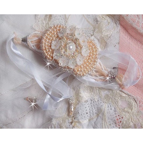 Bouquet d'un Jour armb&aring;nd broderet med Swarovski perler, Lucite blomster, b&aring;nd og fr&oslash;perler af h&oslash;j kvalitet