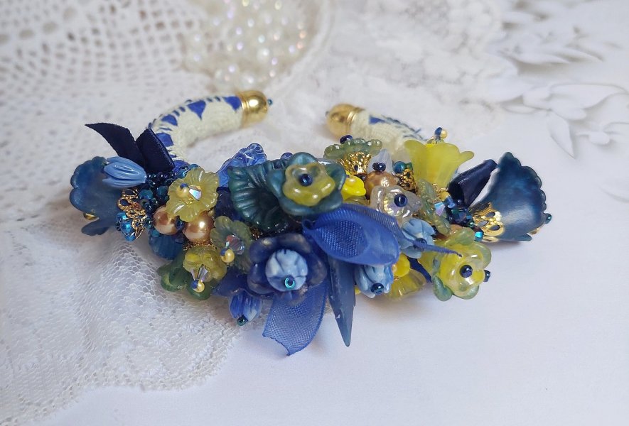 Bracelet Cara Royal Soleil brod&eacute; avec dentelle, sequins, fleurs peintes &agrave; la main, rondes et perles Cristal Swarovski