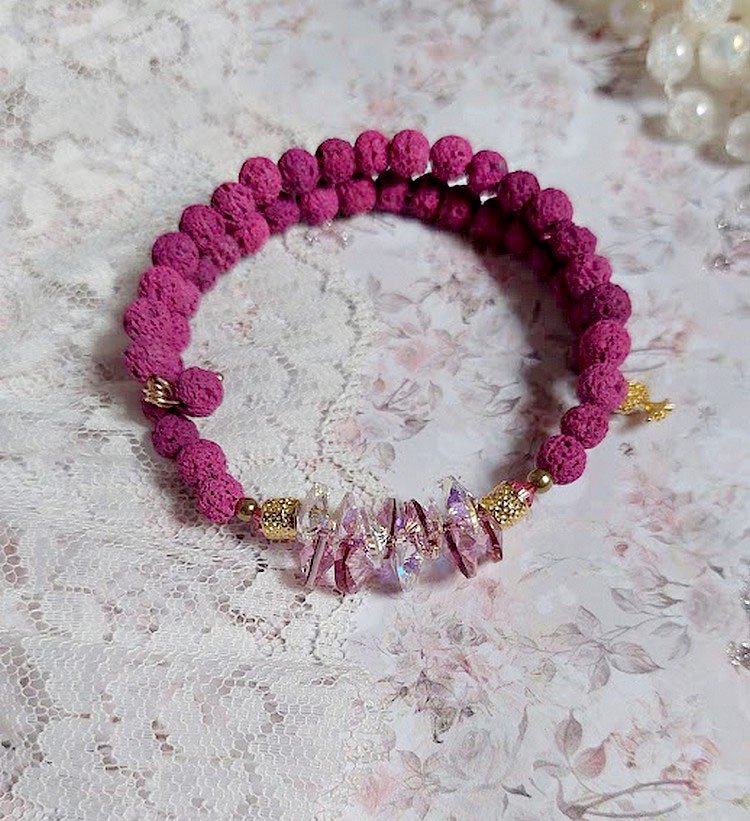 Bracelet Couronne Rose Framboise avec pierres de Lave, pendentifs et toupies en cristal, breloque arbre de vie