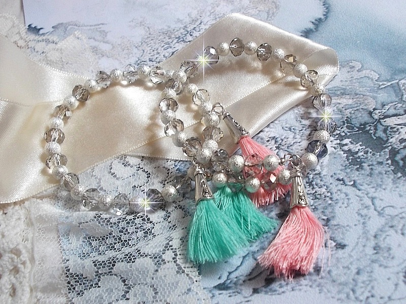Bracelets Cristalline Eclat avec doubles bracelets aux perles Stardust Argent&eacute;es effet paillet&eacute;, perles rondes facett&eacute;es en verre et pompons couleur Rose et Menthe pour un style contemporain