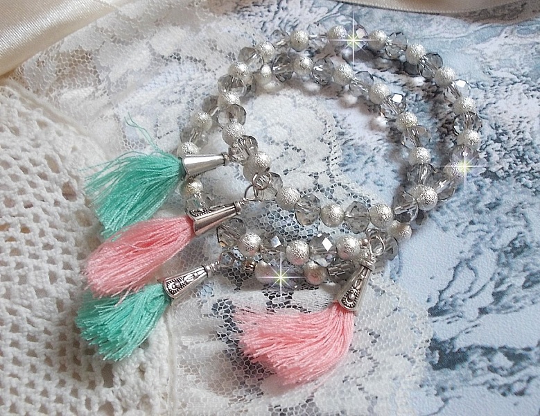 Bracelets Cristalline Eclat avec doubles bracelets aux perles Stardust Argent&eacute;es effet paillet&eacute;, perles rondes facett&eacute;es en verre et pompons couleur Rose et Menthe pour un style contemporain