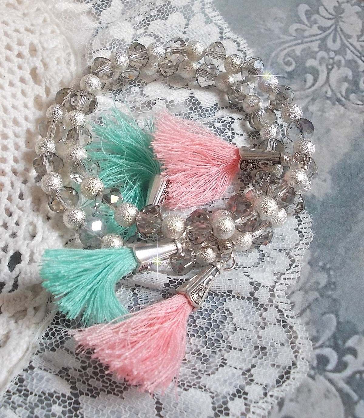 Bracelets Cristalline Eclat avec doubles bracelets aux perles Stardust Argent&eacute;es effet paillet&eacute;, perles rondes facett&eacute;es en verre et pompons couleur Rose et Menthe pour un style contemporain