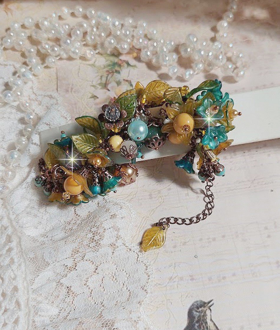 Bracelet Cézanne créé avec des grandes et petites fleurs peintes à la main dans les tons de Jaune, Or, Vert, Bleu, Cuivre, Marron et Bronze à laquelle s’ajoute perles : Aventurine et Jade Jaune Clair