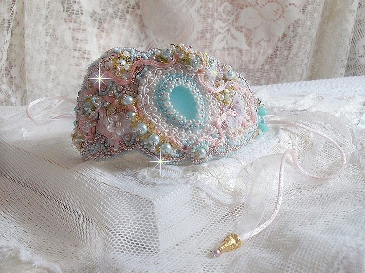 Mint Lace Cuff Bracelet Haute-Couture broderet med Swarovski-krystaller, boheme glasperler, frøperler og harpiks Lucite blomster