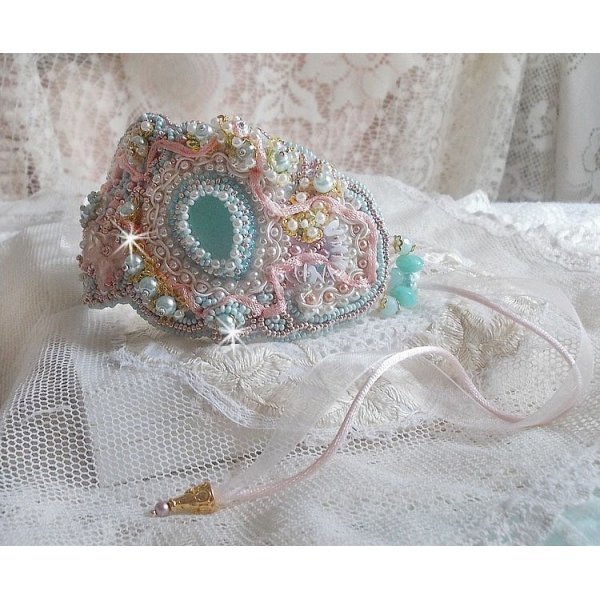 Mint Lace Cuff Bracelet Haute-Couture broderet med Swarovski-krystaller, boheme glasperler, frøperler og harpiks Lucite blomster