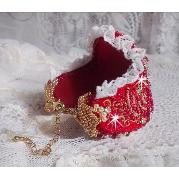 Nous Two Cuff Bracelet Haute-Couture broderet med Swarovski-krystaller, en oval r&oslash;d glascabochon og fr&oslash;perler