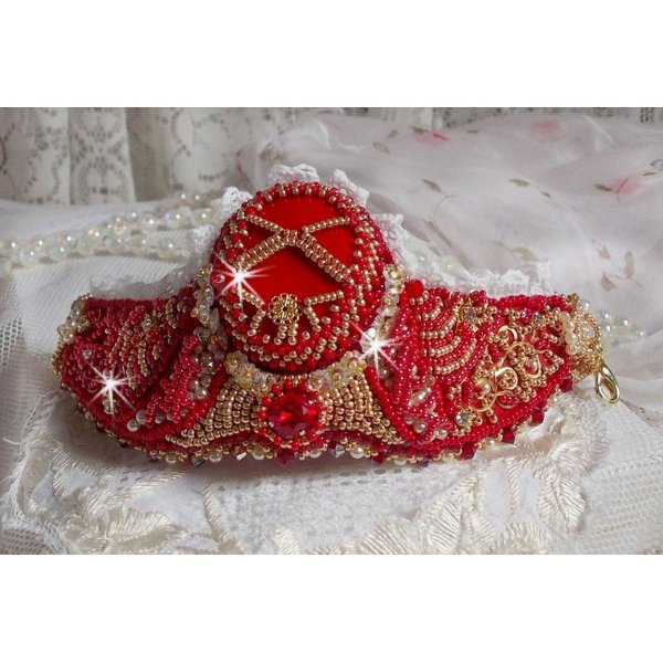 Nous Two Cuff Bracelet Haute-Couture broderet med Swarovski-krystaller, en oval r&oslash;d glascabochon og fr&oslash;perler