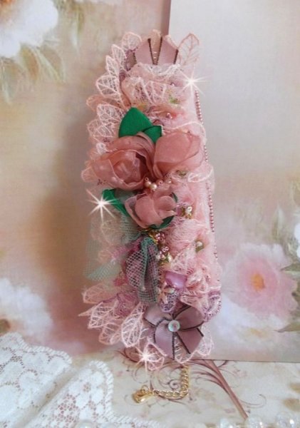 Douceur Poudr&eacute;e armb&aring;nd med fine rosa blonder, Swarovski-krystaller, glasperler, fr&oslash;perler og forgyldt tilbeh&oslash;r