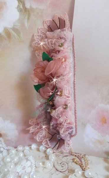 Douceur Poudr&eacute;e armb&aring;nd med fine rosa blonder, Swarovski-krystaller, glasperler, fr&oslash;perler og forgyldt tilbeh&oslash;r