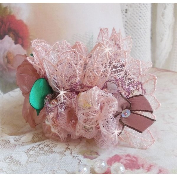 Douceur Poudr&eacute;e armb&aring;nd med fine rosa blonder, Swarovski-krystaller, glasperler, fr&oslash;perler og forgyldt tilbeh&oslash;r