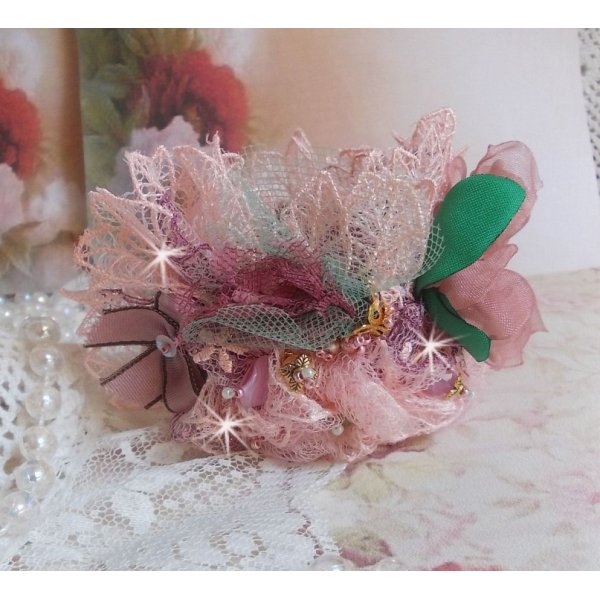 Douceur Poudr&eacute;e armb&aring;nd med fine rosa blonder, Swarovski-krystaller, glasperler, fr&oslash;perler og forgyldt tilbeh&oslash;r