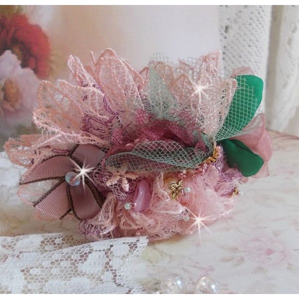 Douceur Poudr&eacute;e armb&aring;nd med fine rosa blonder, Swarovski-krystaller, glasperler, fr&oslash;perler og forgyldt tilbeh&oslash;r