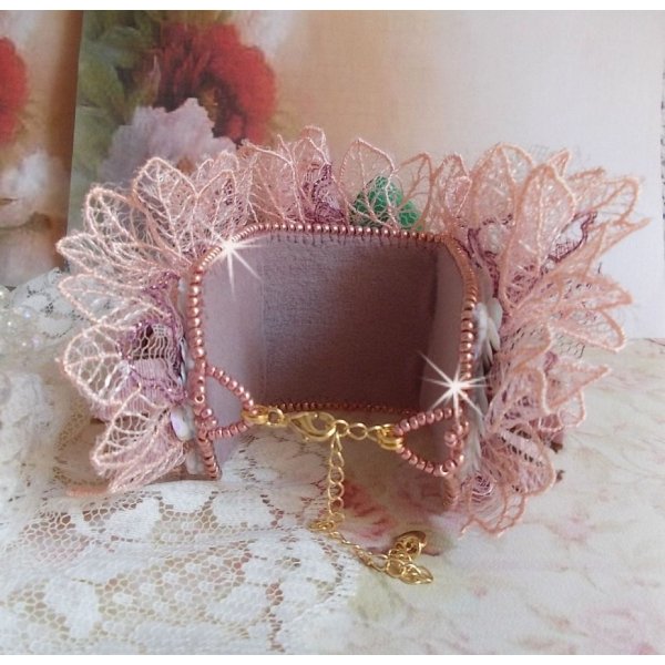 Douceur Poudr&eacute;e armb&aring;nd med fine rosa blonder, Swarovski-krystaller, glasperler, fr&oslash;perler og forgyldt tilbeh&oslash;r