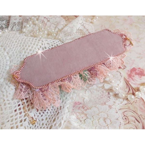 Douceur Poudr&eacute;e armb&aring;nd med fine rosa blonder, Swarovski-krystaller, glasperler, fr&oslash;perler og forgyldt tilbeh&oslash;r