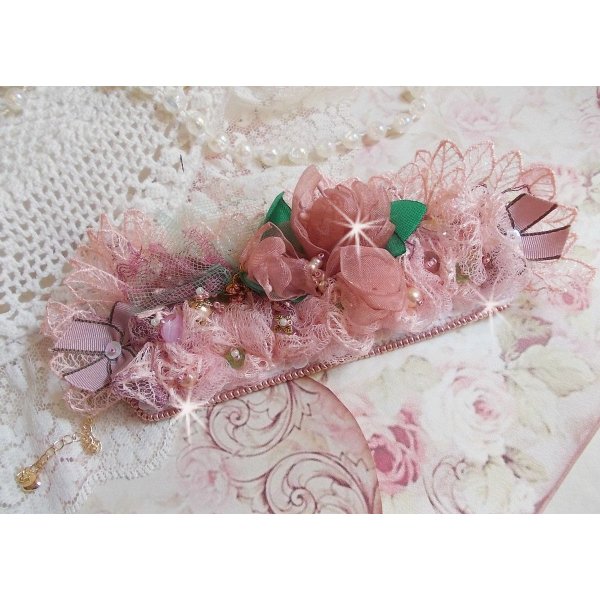 Douceur Poudr&eacute;e armb&aring;nd med fine rosa blonder, Swarovski-krystaller, glasperler, fr&oslash;perler og forgyldt tilbeh&oslash;r