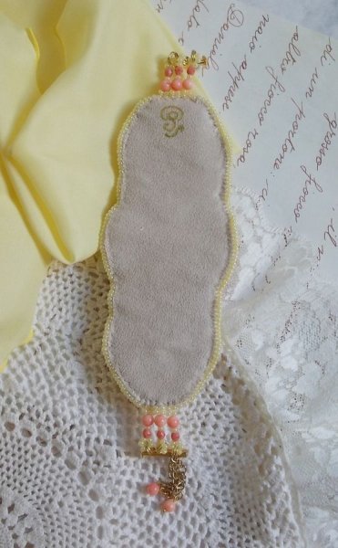 Les D&eacute;lices de L'Et&eacute; manchetarmb&aring;nd Haute-Couture broderet med et gult og lyser&oslash;dt silkeb&aring;nd, runde perler, perledr&aring;ber og fr&oslash;perler