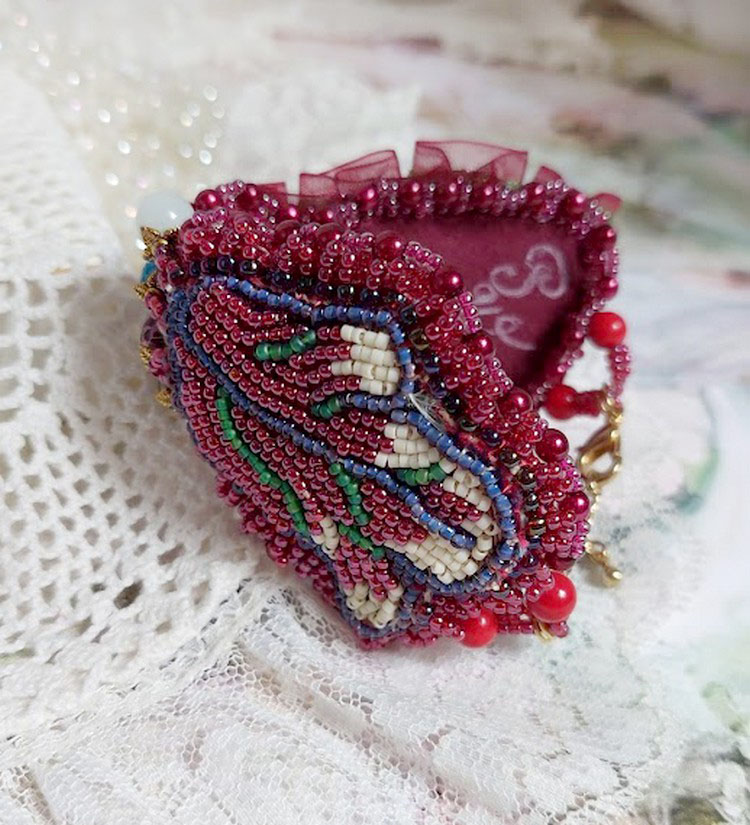 Fortryllende efterårsarmbånd broderet med Swarovski-krystaller, runde perleagtige harpiks perler, blonder og frøperler