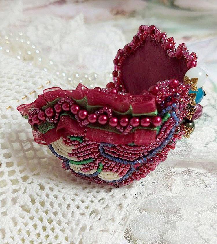 Fortryllende efterårsarmbånd broderet med Swarovski-krystaller, runde perleagtige harpiks perler, blonder og frøperler