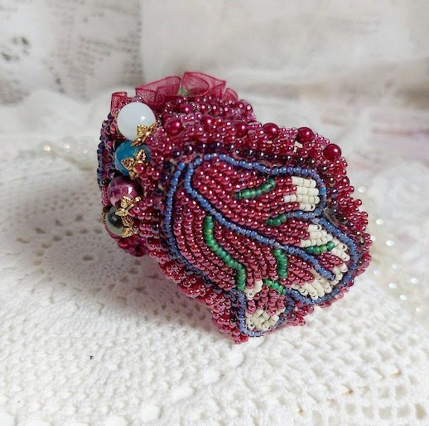 Fortryllende efterårsarmbånd broderet med Swarovski-krystaller, runde perleagtige harpiks perler, blonder og frøperler